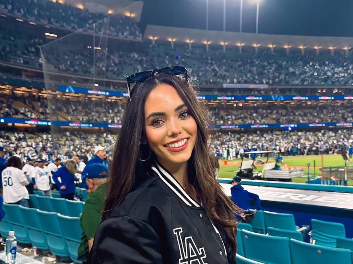 La chica es apasionada a los deportes y disfruta del beisbol. 