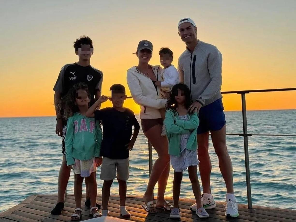 Georgina Rodríguez ya está de nuevo en su residencia saudí con Cristiano y sus pequeños: Cristiano Jr. (14), los mellizos Eva y Mateo (7), Alana Martina (6) y la benjamina, Bella Esmeralda (2), sus mejores ‘enfermeros’ para recuperarse completamente antes de retomar sus compromisos profesionales.