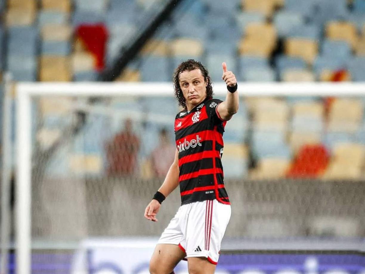 David Luiz terminó contrato el pasado 31 de diciembre con el Flamengo y ya tiene nuevo equipo. Después de sonar con fuerza para el Olympiacos, finalmente el defensa brasileño seguirá jugado en su país y no volverá a Europa. Su nuevo club será el Fortaleza, que pujó fuerte por hacerse con sus servicios.