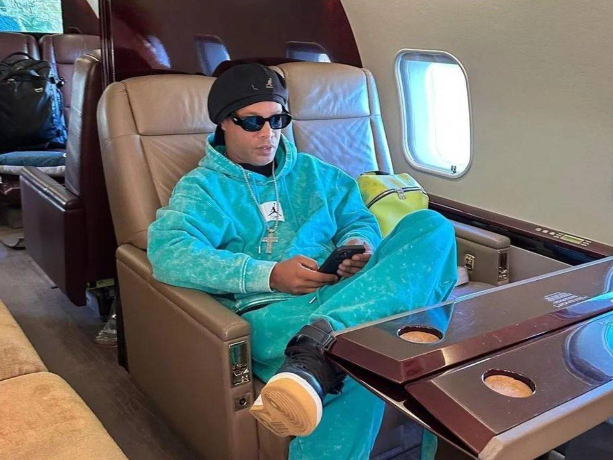 El exjugador charló con el influencer brasileño como es Cartolouco .