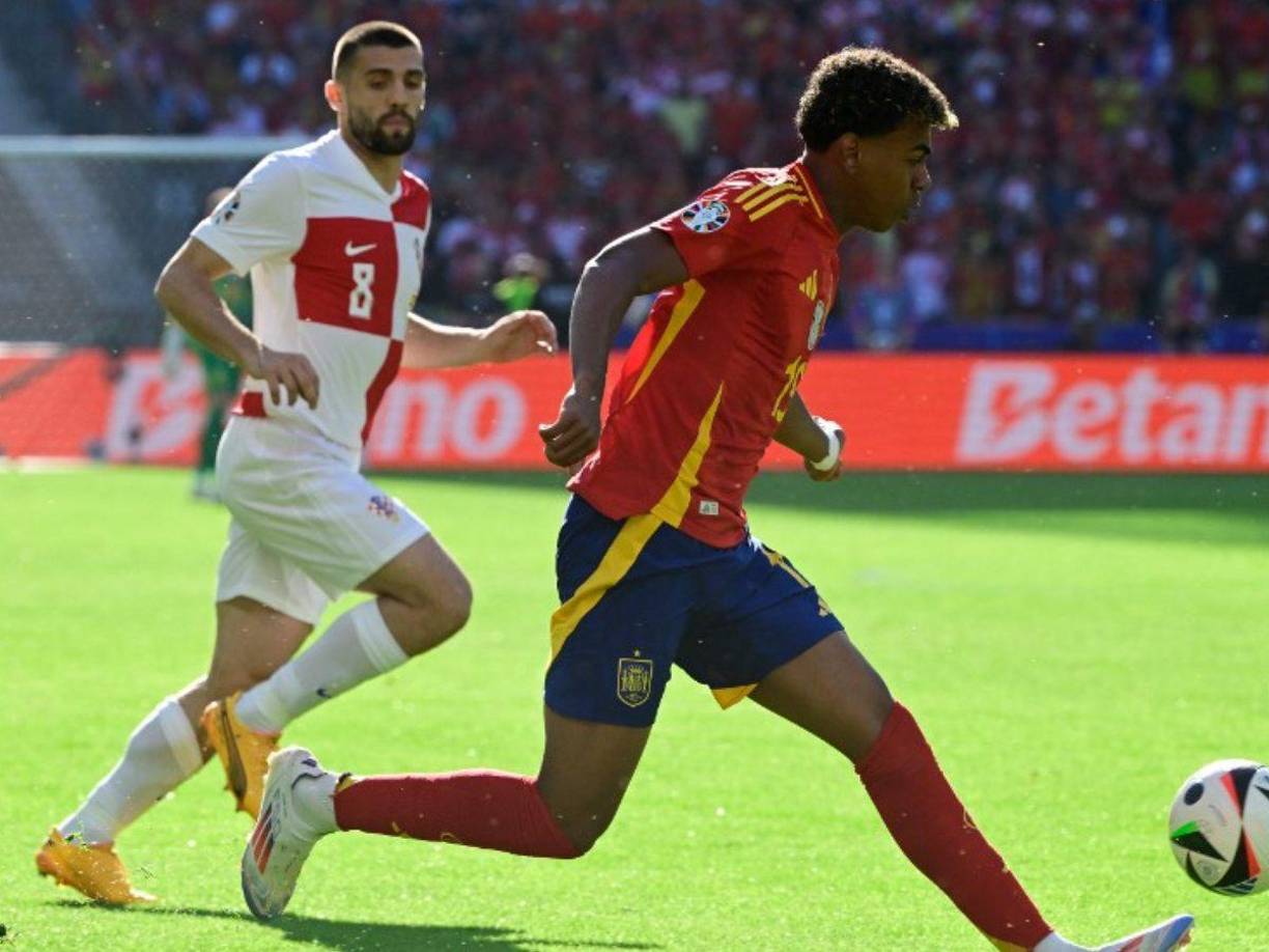 Aunque no esté en el terreno de juego, Yamal se puede encontrar en el banquillo, o cuando finalice se toma una ducha en el vestuario y atiende a los medios de comunicación, lo que también se considera trabajo.