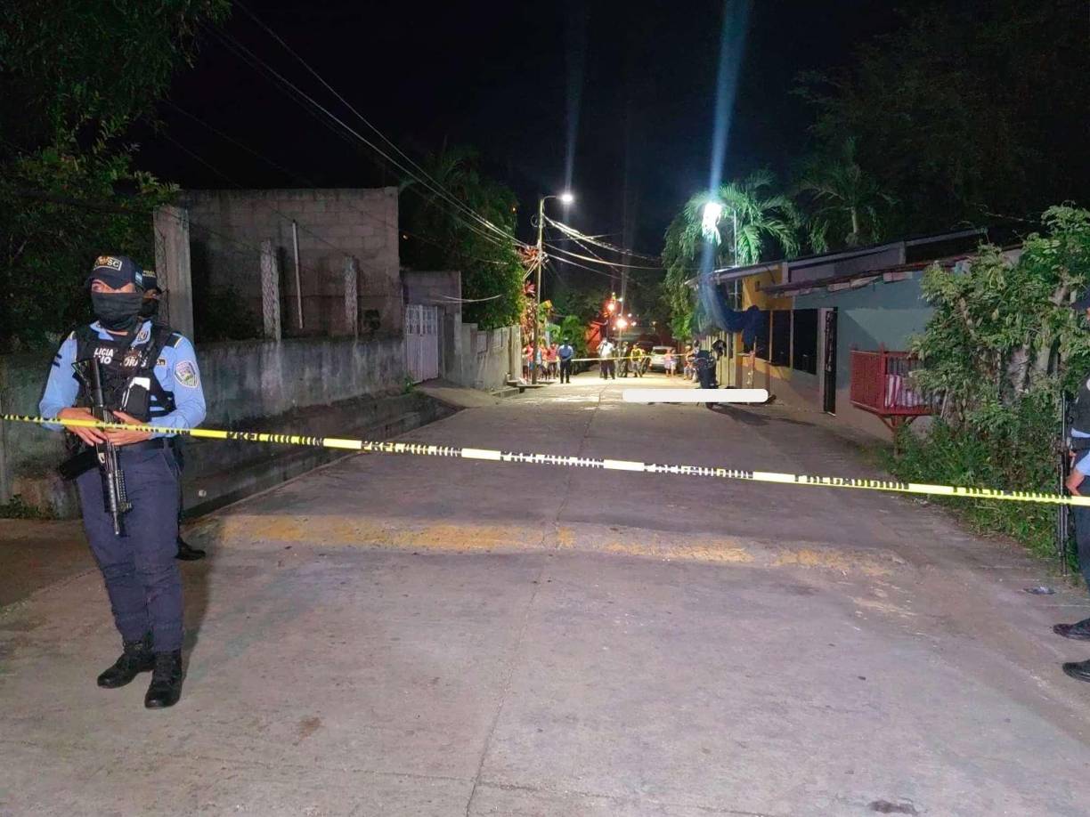 Los sicarios portaban pasamontañas y, sin mediar palabra, sacaron sus armas de grueso calibre y les dispararon en múltiples ocasiones. El caos se desató mientras otros hombres intentaban huir de las balas. 