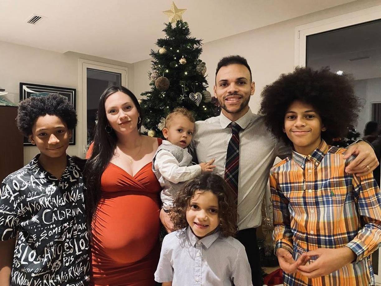 El delantero danés del Barcelona, Martin Braithwaite, con su familia.