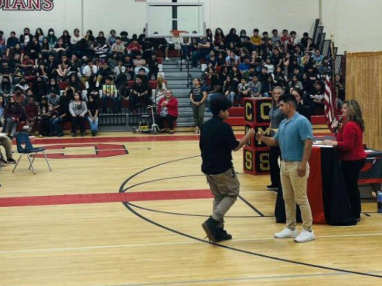 Wilson Paz, director del Instituto Nacional de Migración de Honduras, explicó que el Código 101 de la Niñez y la Familia establece que los menores pueden salir del país con ambos padres o, si viajan con uno solo, deben presentar una autorización notariada del otro progenitor. Ingrid García nunca gestionó esa autorización.