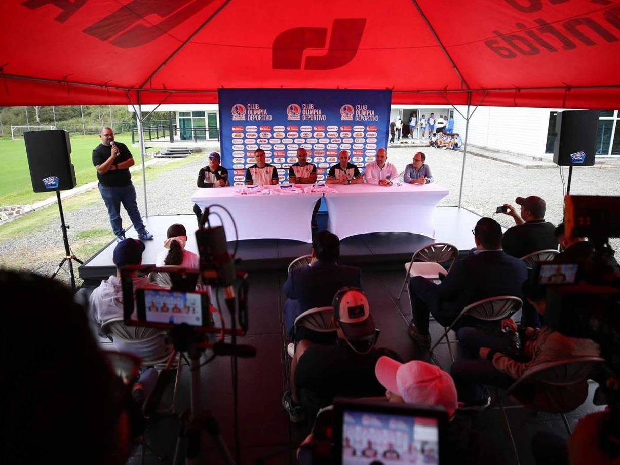 Muchos medios estuvieron presentes en la presentación de Eduardo Espinel como nuevo entrenador del Olimpia.