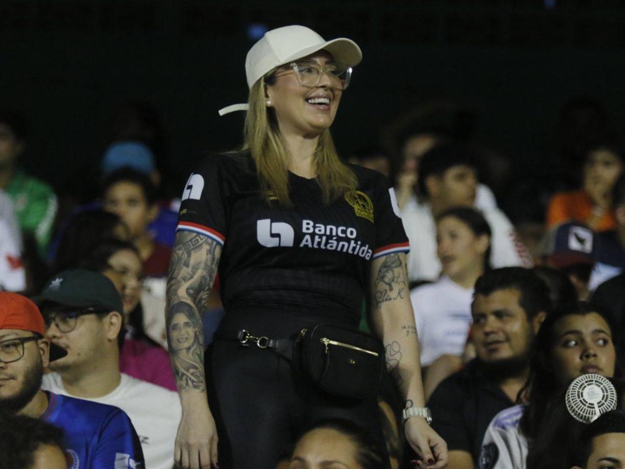 Una aficionada del Olimpia que enamoró en el sector de silla. 