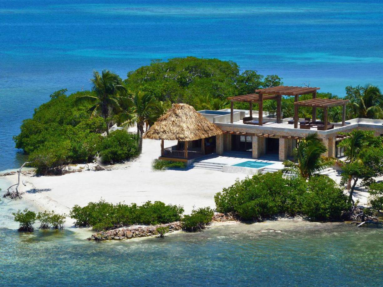  La isla cuenta con una playa propia, una villa principal con una infraestructura con estilo indonesio, dos suites, un estanque de peces koi y tres bungalows con vistas al mar