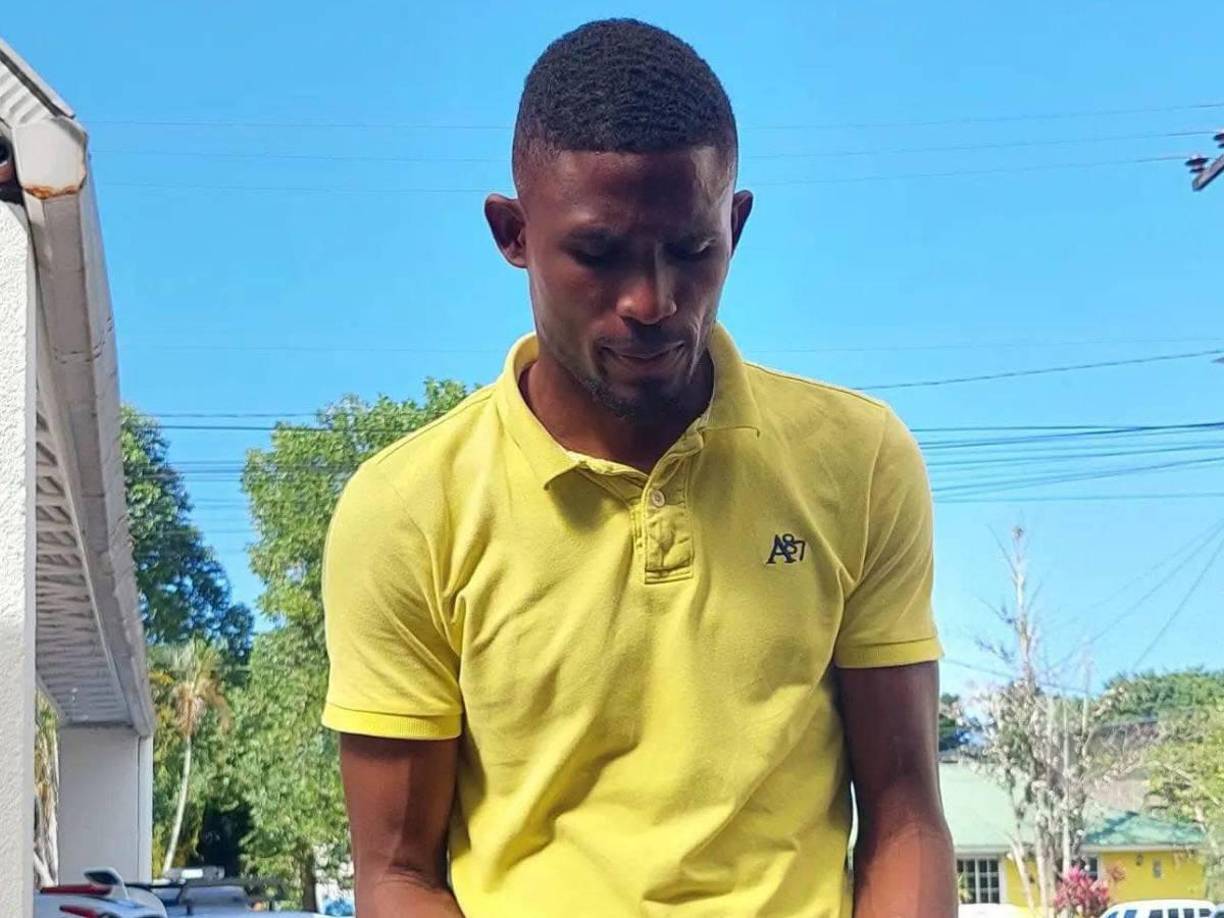 Ricardo comenzó a sentirse mal aproximadamente 15 minutos después de iniciarse el partido en La Alambra, cuando repentinamente se desplomó en medio del campo. Fue trasladado de inmediato a un centro asistencial, pero lamentablemente, los médicos confirmaron su fallecimiento debido a un paro cardíaco.