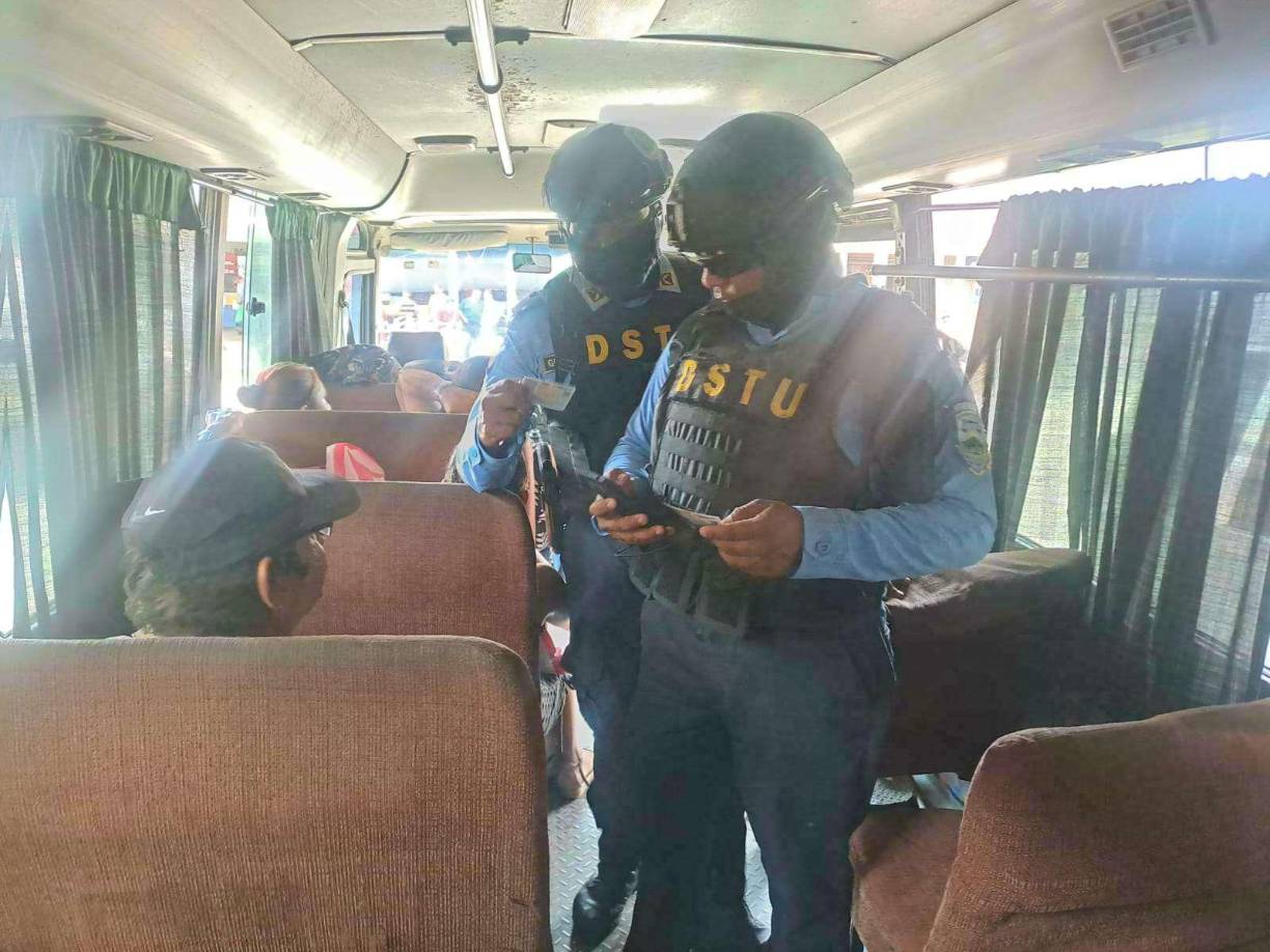 Los operativos se realizan en diferentes municipios del valle de Sula, los uniformados hacen inspecciones hasta en las unidades de transporte.