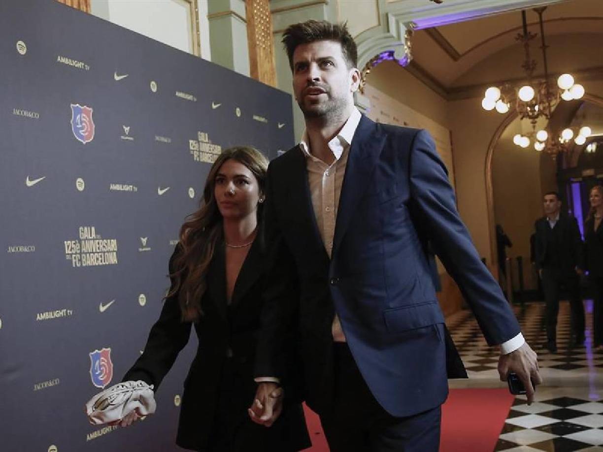 El exdefensor azulgrana estuvo disfrutando de la noche junto a Clara Chía, quien estaba espectacular luciendo un traje negro y su inconfundible cabellera rubia.