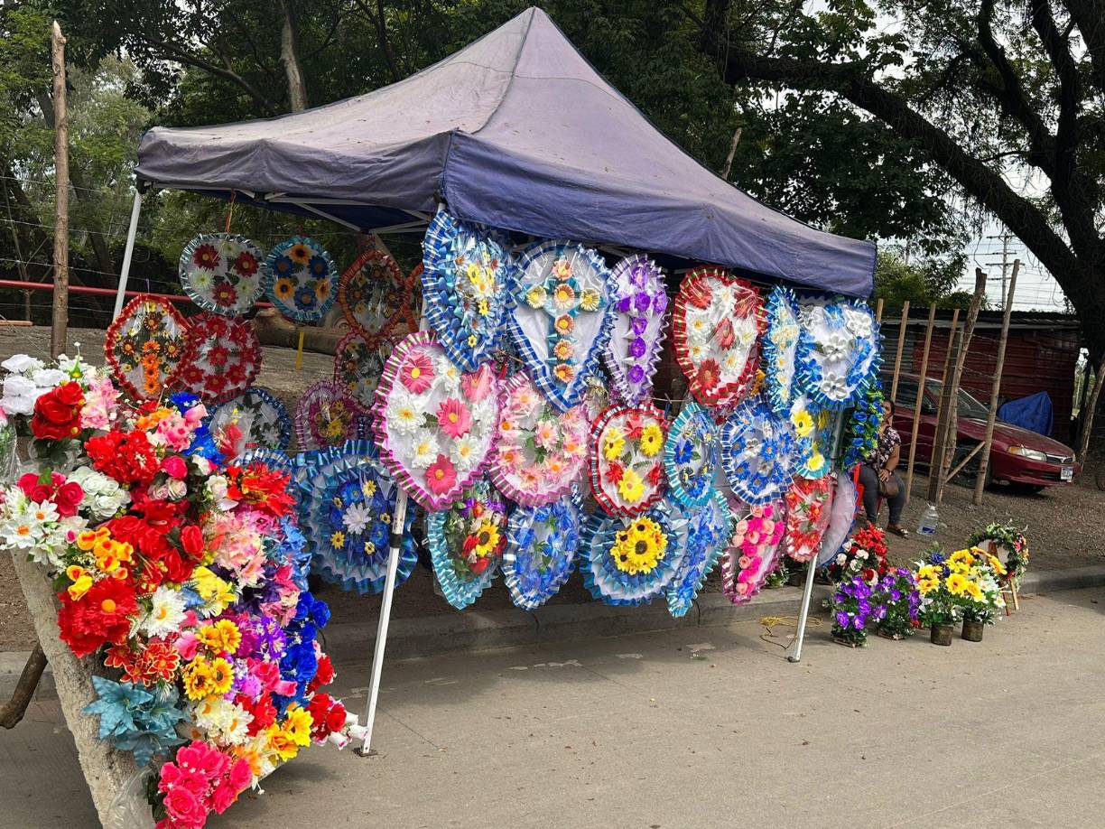 Cementerio La Puerta. Comerciantes instalaron sus cargar para vender arreglos florales especiales para difuntos.