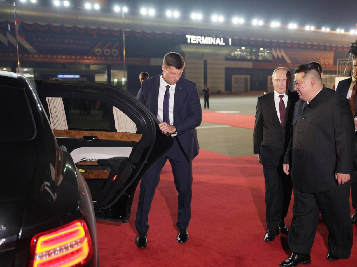 Los mandatarios departieron durante unos minutos antes de acceder al coche oficial, un Aurus ruso, al que Putin invitó a subir a su colega norcoreano.