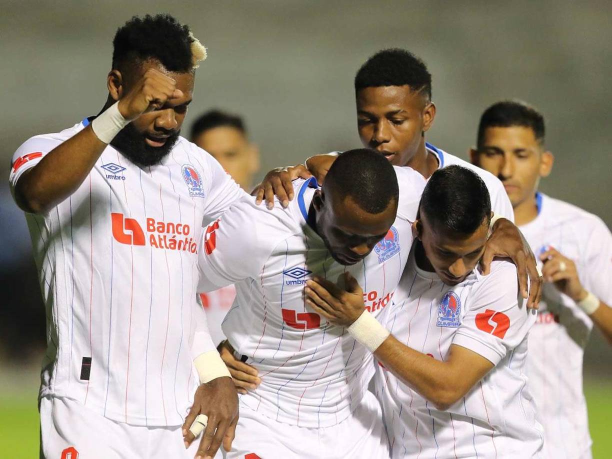 Los jugadores del Olimpia celebrando con Yustin Arboleda tras el gol del 0-1 ante Olanhco FC.