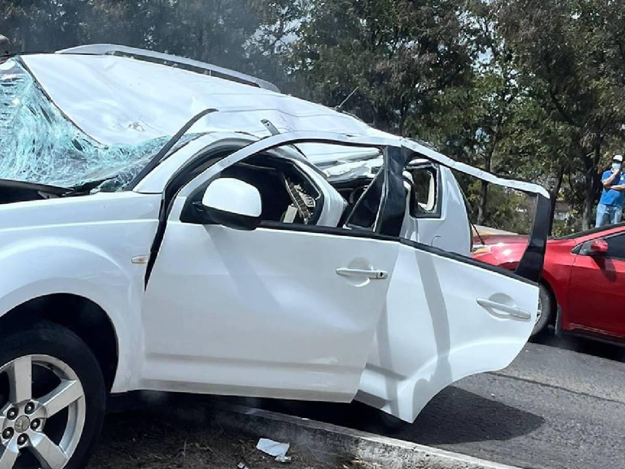 El accidente, entre una camioneta blanca y un pick up rojo, fue tan fuerte que ambos vehículos quedaron dañados, justo en el lado del conductor. Uno de los vehículos quedó sobre la mediana, mientras que en la zona se generó gran congestionamiento vial.