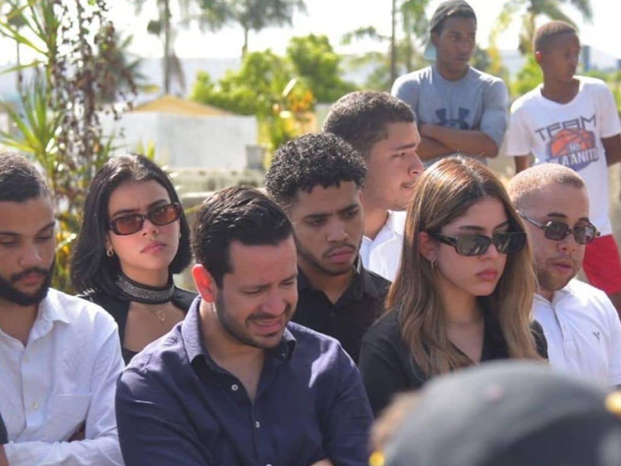 Familiares de Chantal lloran su muerte en el cementerio.