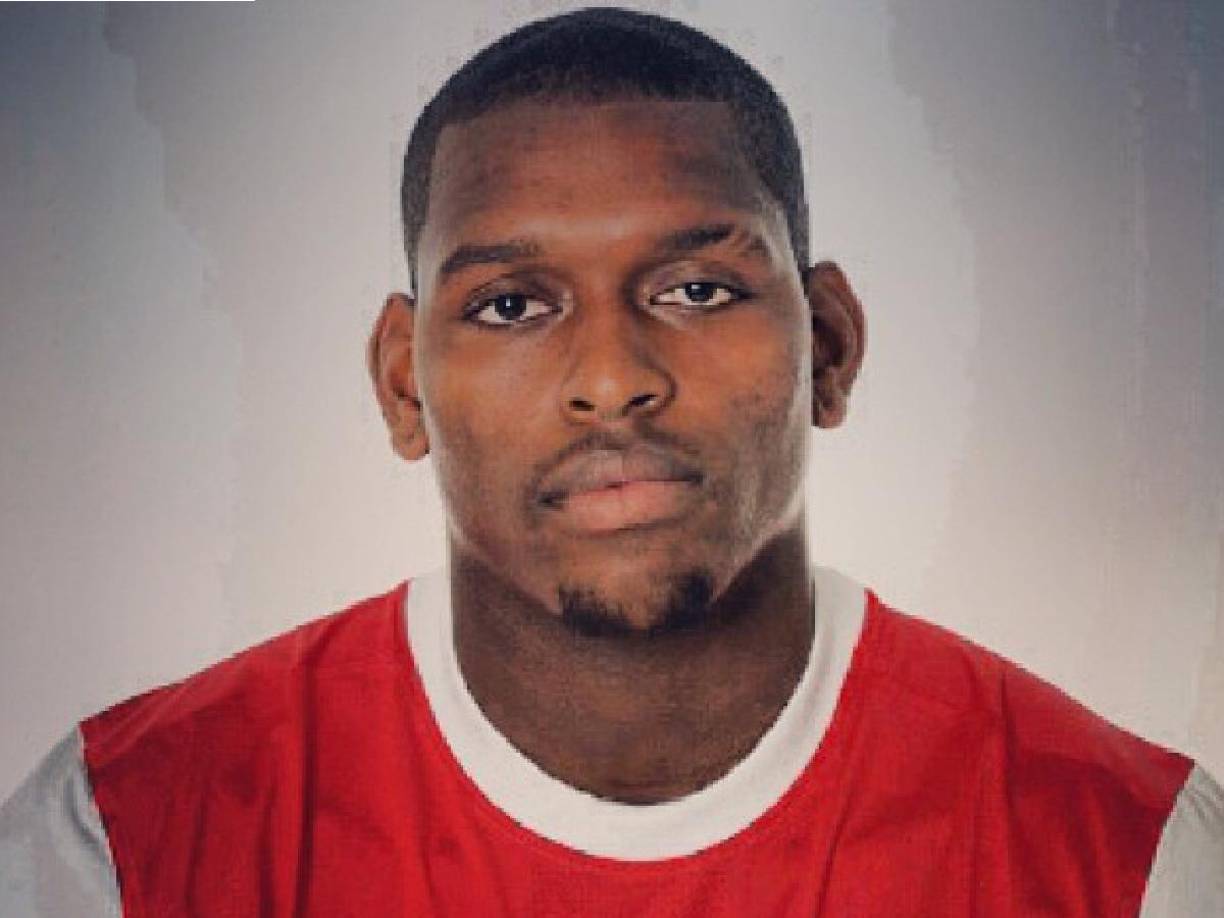 El jugador debutó cuando tenía 19 años y el entrenador Arsene Wenger, estaba impresionado con Jay Emmanuel-Thomas por lo que fue tomado en cuenta para el primer equipo.