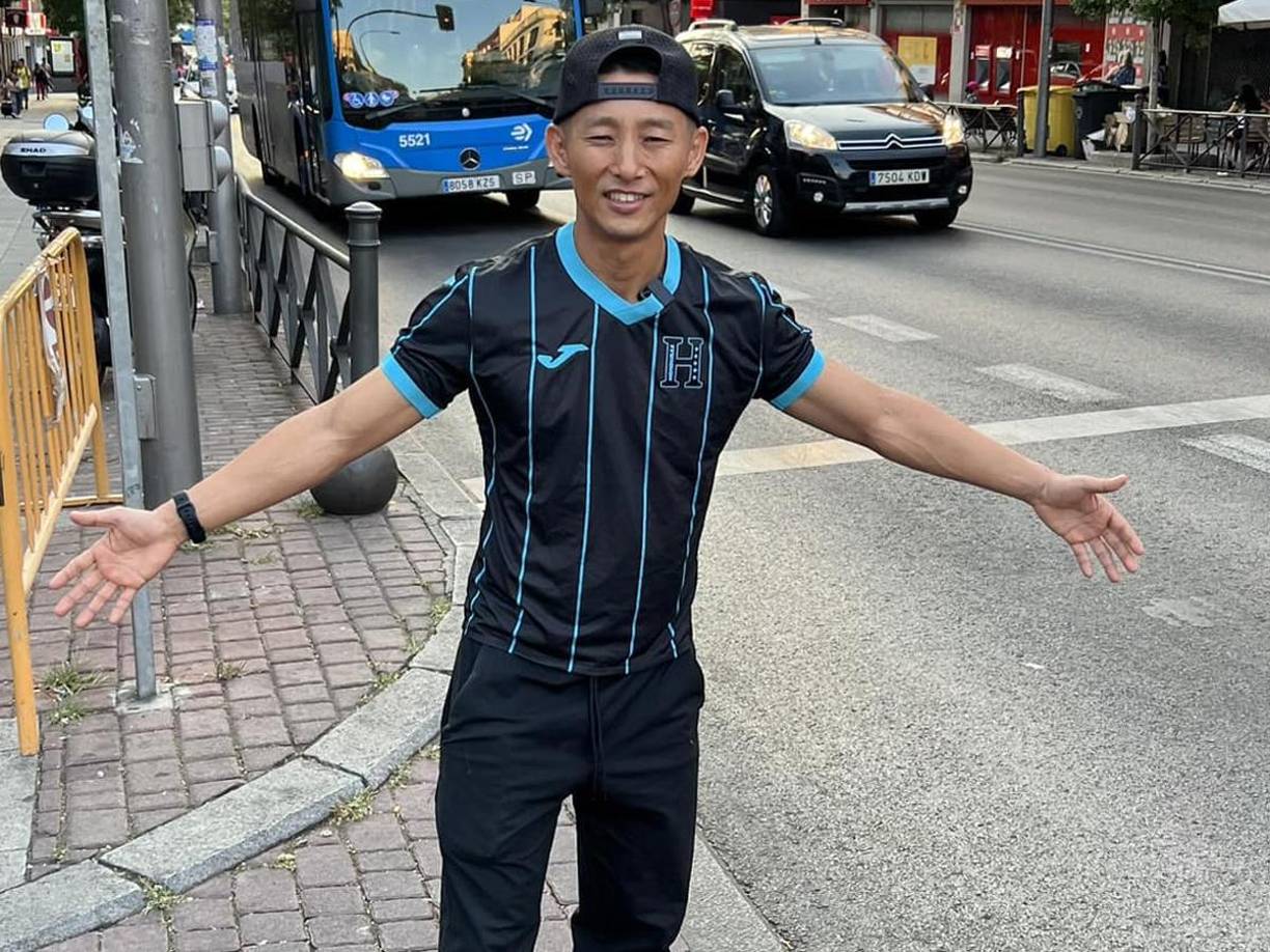 El querido filántropo con corazón hondureño anunció contundentemente que tuvo que abandonar El Salvador debido a un compromiso con un amigo, lo que obligó a Shin a viajar a Nueva York. 