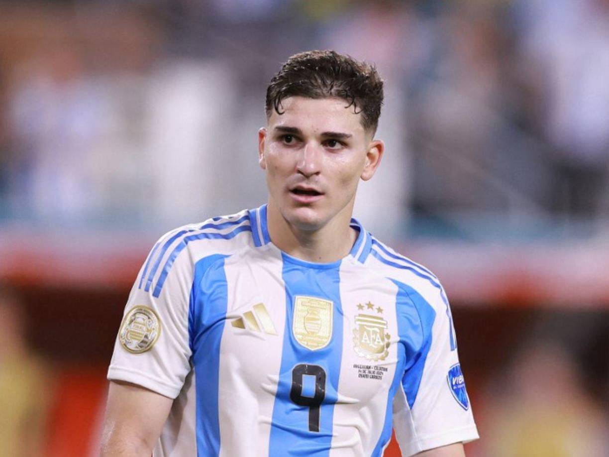 Según informa Sky Sports , Manchester City aceptará ofertas mayores a 70 millones de euros más otros 20 millones en bonificaciones por el traspaso de Julián Álvarez.