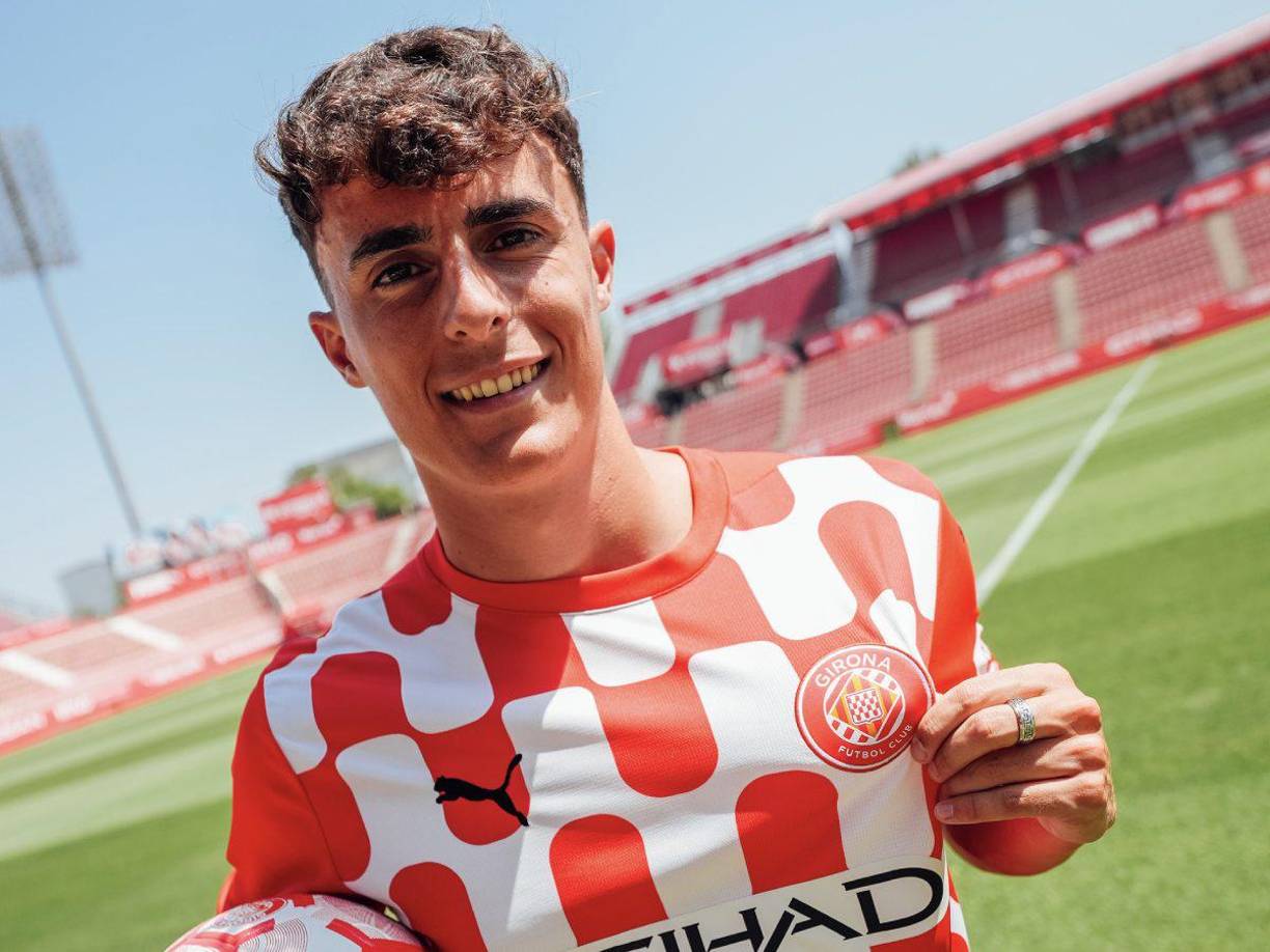 El Girona presentó a su nuevo central, Alejandro Francés, que llega procedente del Zaragoza, donde se formó y creció hasta convertirse en el capitán del equipo.