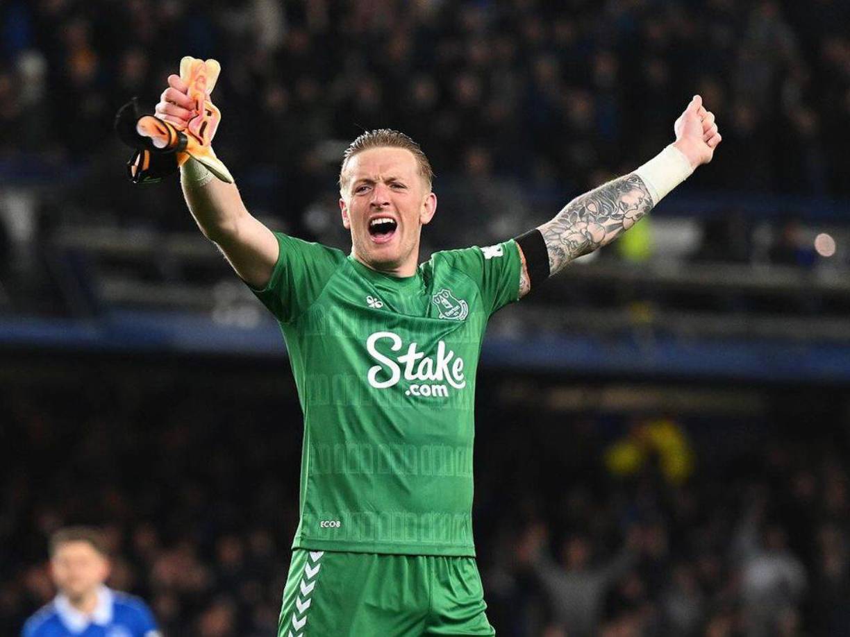 Según The Sun, el técnico del Everton Sean Dyche no está contento con el desempeño de Jordan Pickford. El portero, número uno de Inglaterra, está bajo escrutinio y si no mejora su nivel, saldrá en enero del 2025. 