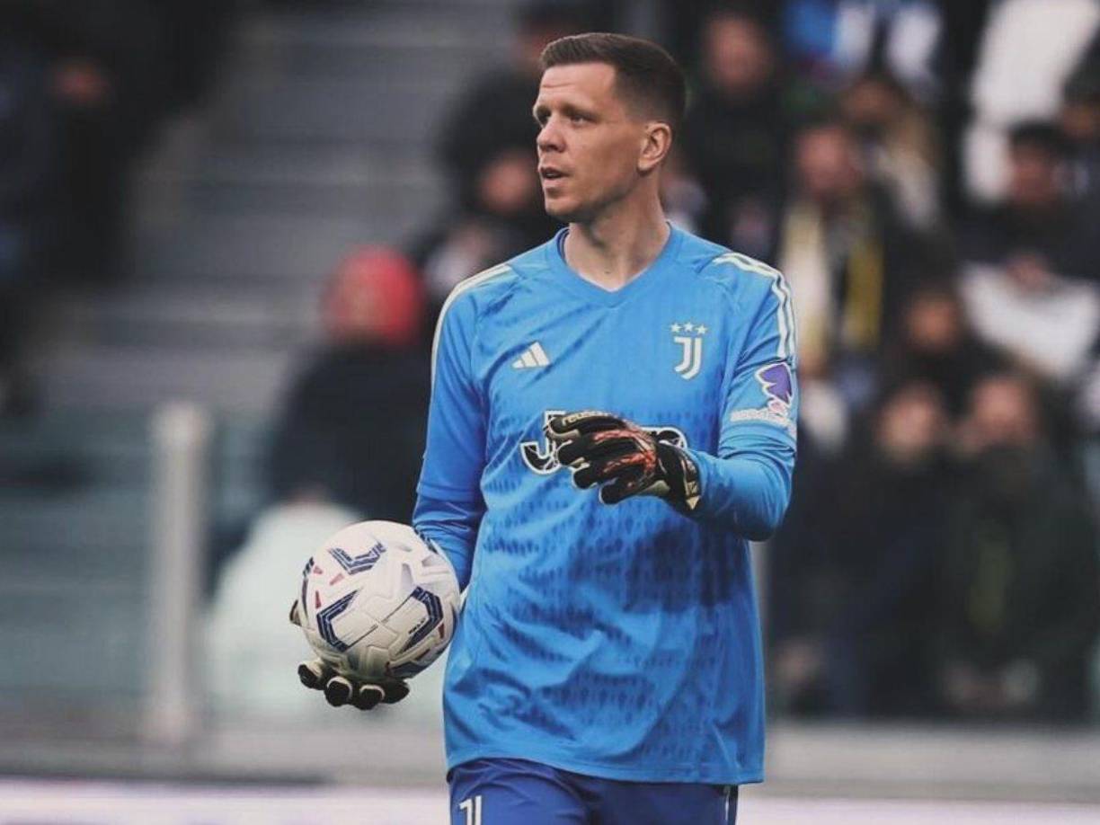 Wojciech Szczesny (34 años) está cada vez más cerca de convertirse en jugador del FC Barcelona. El portal polaco Meczyki.pl ya lo dio por hecho llegando a asegurar que está previsto que pase pruebas médicas antes de firmar su contrato por lo que resta de temporada para cubrir la vacante dejada por Ter Stegen.