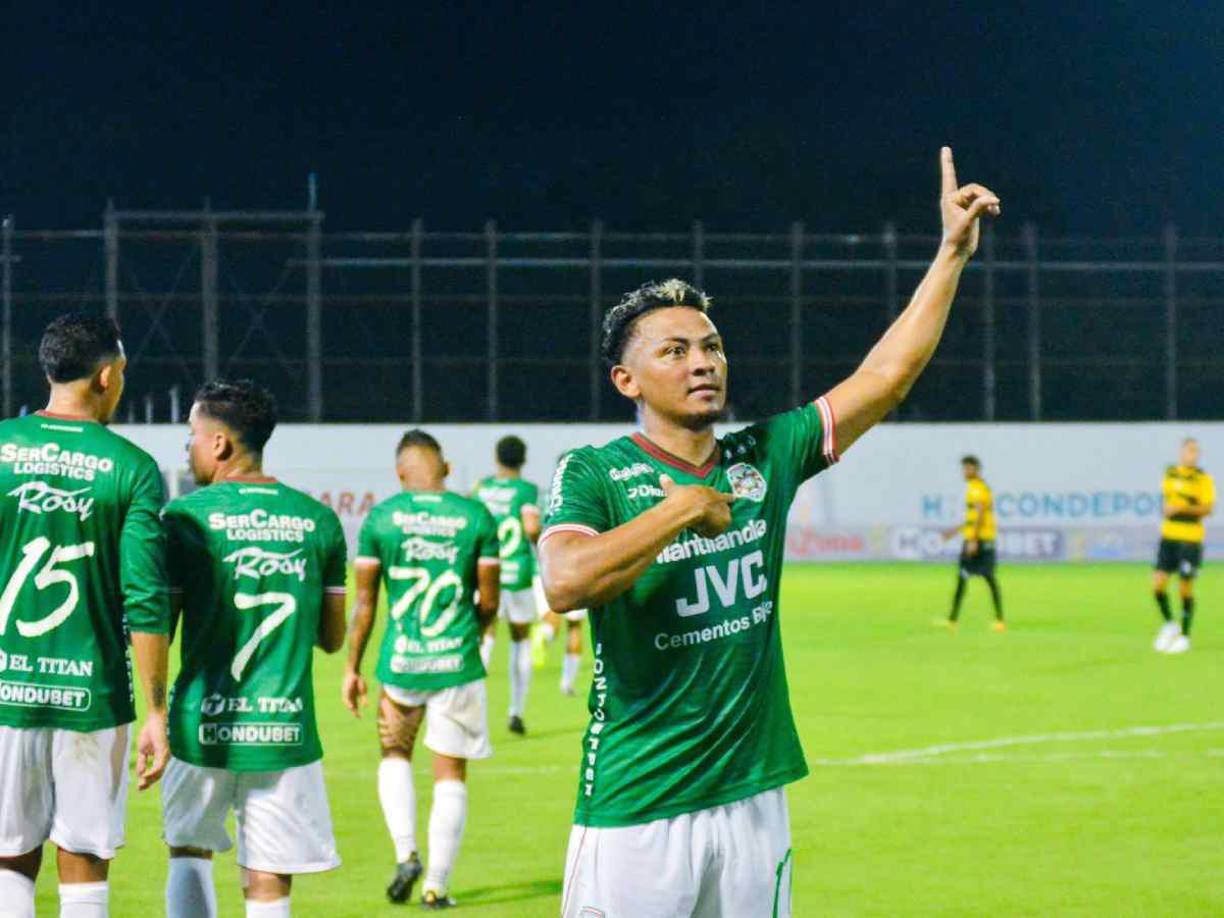 Alexy Vega cobró su penal con un bombazo al centro del arco y lo festejó con la afición del Marathón que se instaló en el sector de sol sur. 