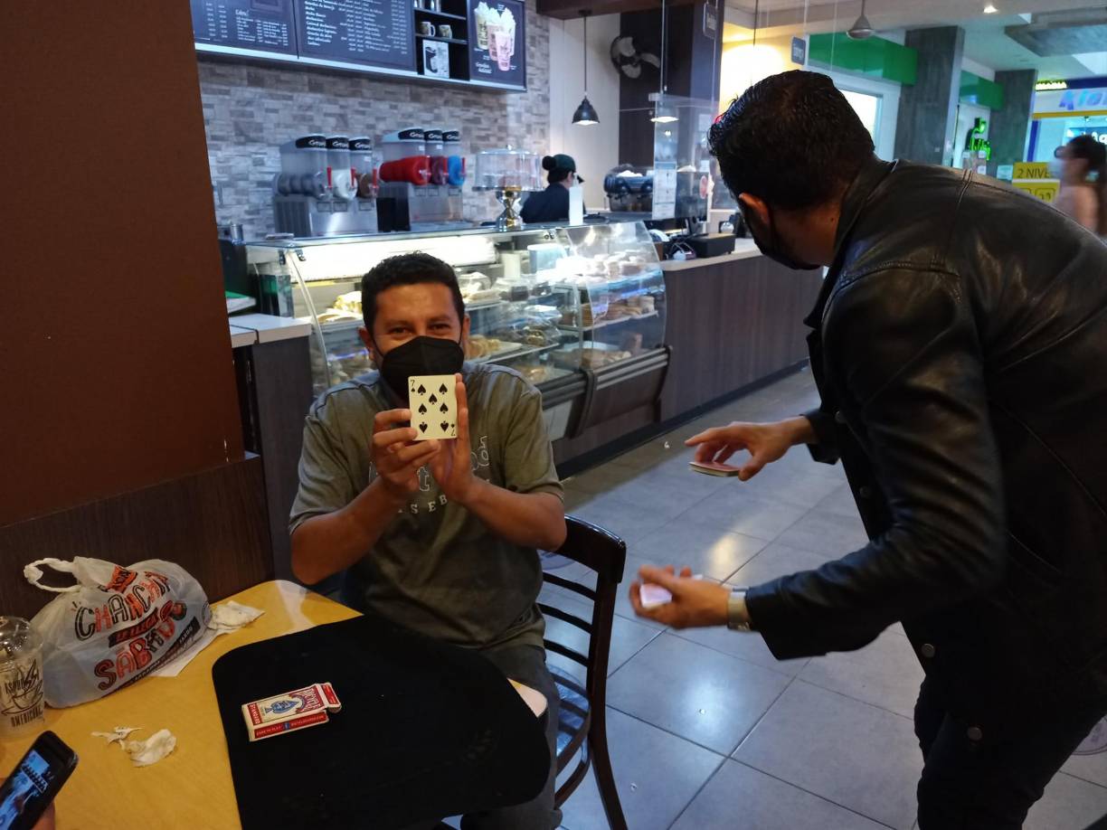 Tiempo después decidió retomar sus estudios, pero esta vez optó por la odontología, carrera en la que encontró su vocación.