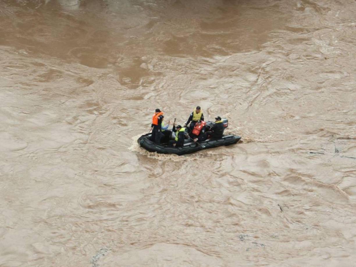 Los cuerpos de socorro realizaron labores de patrullaje en medio de las embravecidas aguas del río Ulúa.