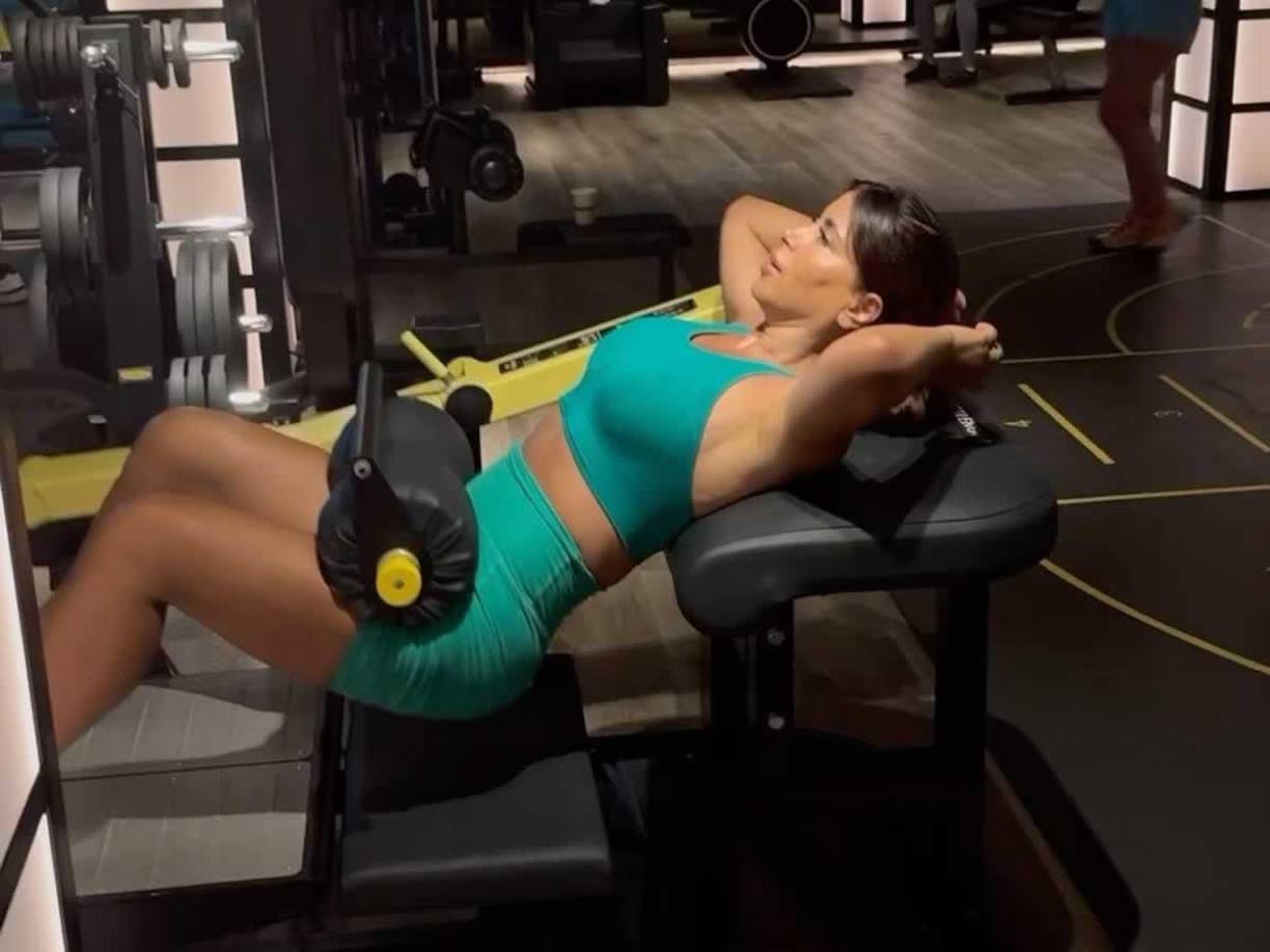 La esposa de Cesc Fábregas le dedica horas al gimnasio para tener ese escultural cuerpo.