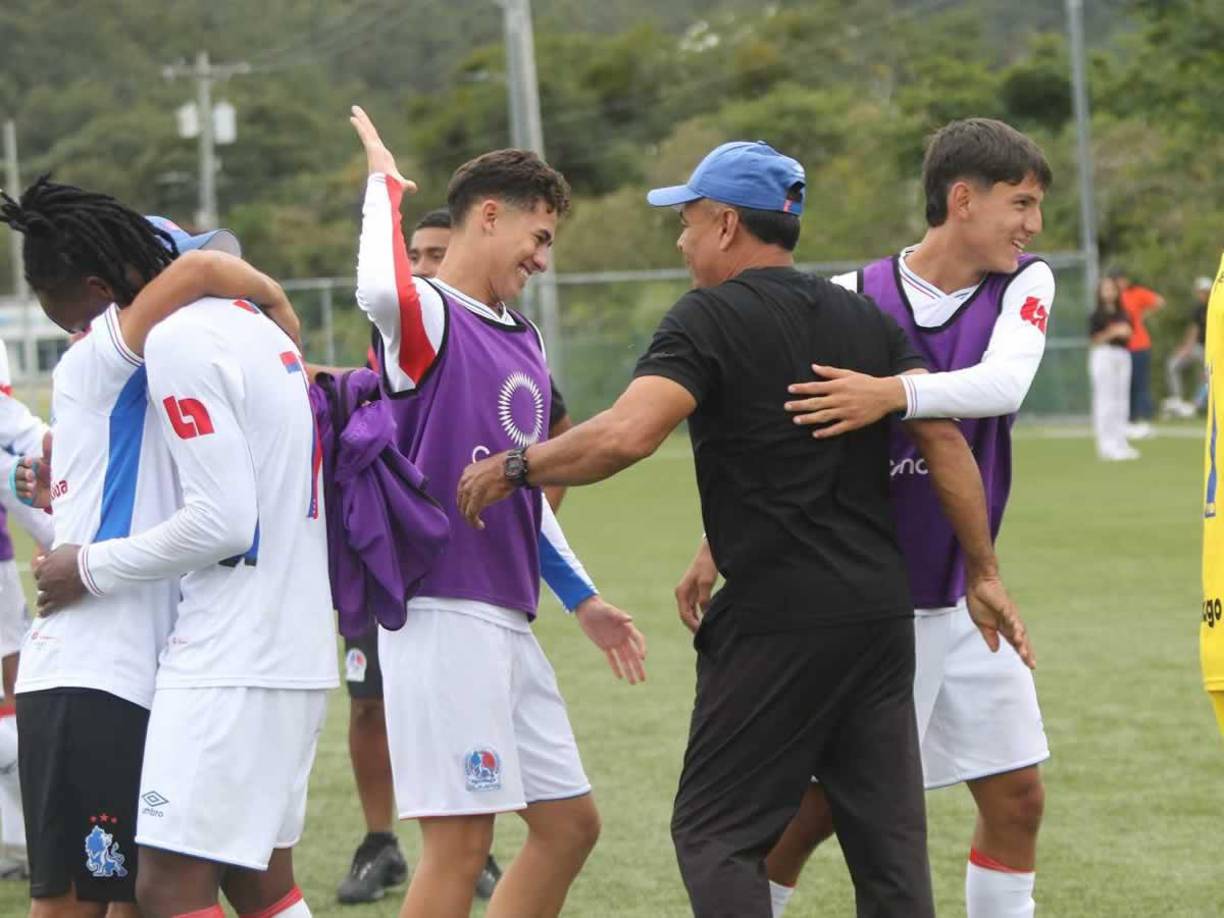 Juan Flores, técnico del Olimpia, festejó con sus jugadores la conquista del título del Torneo de Reservas.