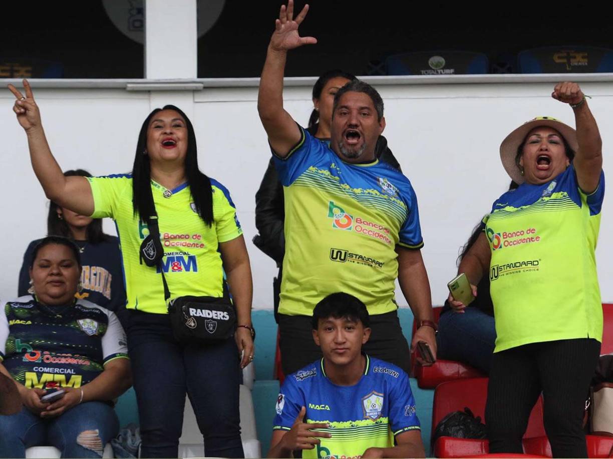 Aficionados del Olancho FC se hicieron presente en el estadio Nacional Chelato Uclés para alentar a su equipo ante el Marathón.