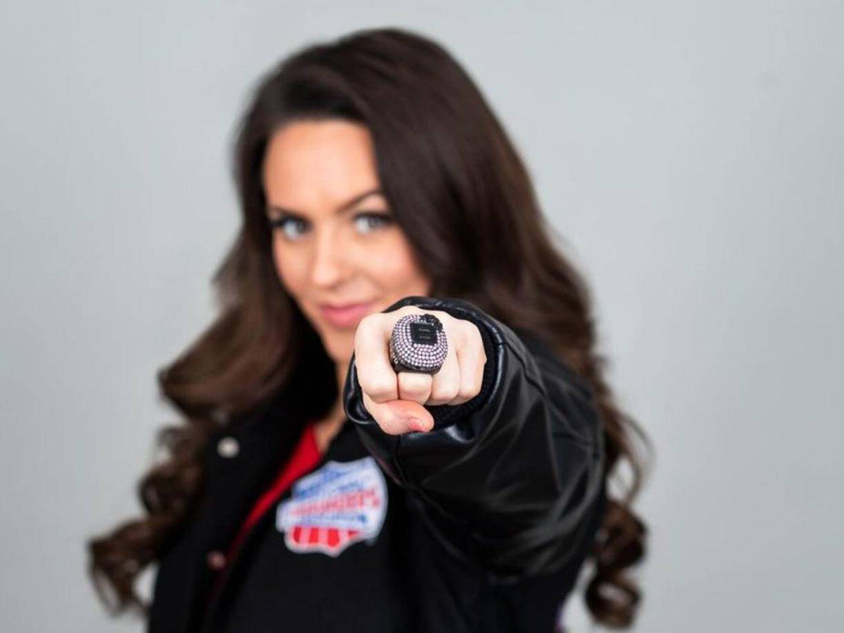 Todo parece indicar que ambos siguieron en contacto a través de los años y tras la separación de Bellichick con Linda Holliday, esta se tornó romántica, acabando en su cuestionable noviazgo.