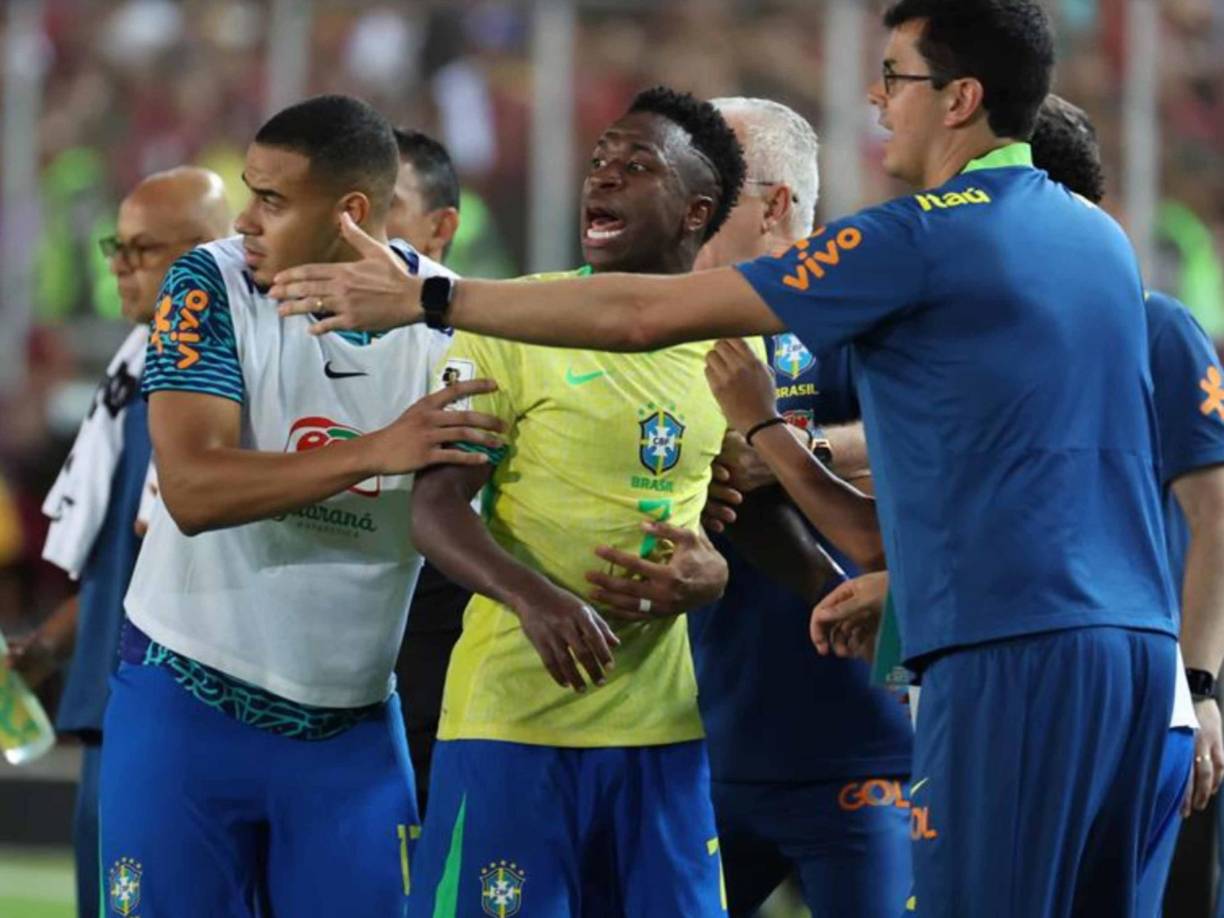 De inmediato, continuaron los empujones, las discusiones, los reclamos de ‘Vini’, estrella del club ‘merengue’, y las peleas. De hecho, integrantes de los bancos técnicos se involucraron en la situación y también le valió la roja a uno de la ‘verdeamarela’, quien no podía creer dicha decisión.