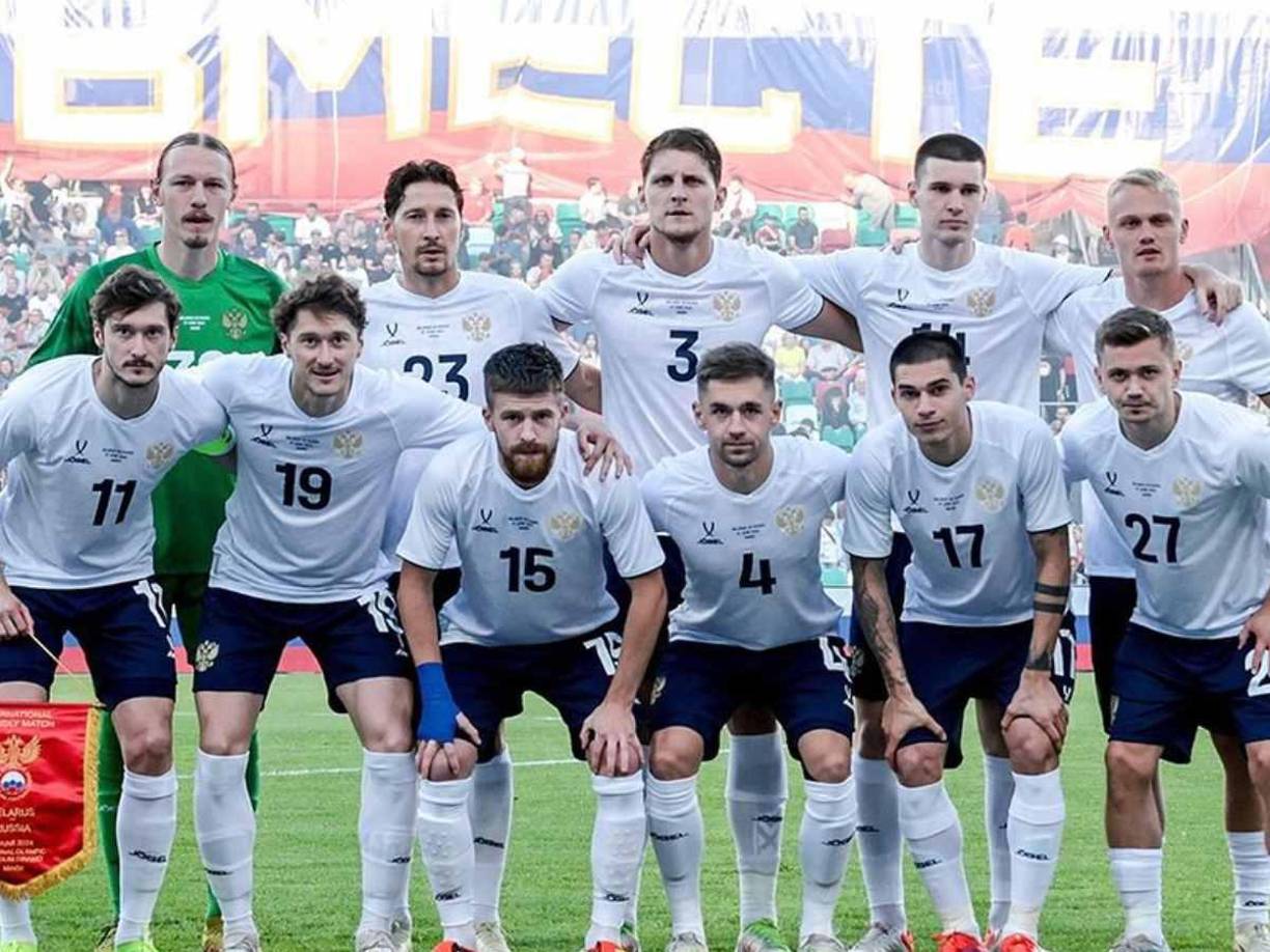 Lo que describen el artículo es que UEFA no va a dejar participar a Rusia en la justa mundialista por temas de seguridad.