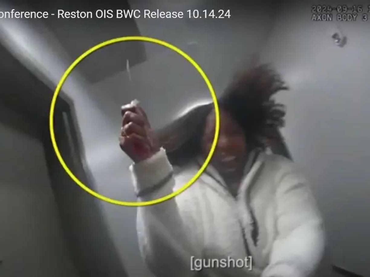 La policía dijo que el oficial llamó a su puerta durante dos minutos y 45 segundos, mientras Wilson colocaba su teléfono junto a la puerta con música sonando. Luego, Wilson apareció alrededor de las 10:17 am con un cuchillo en su mano derecha y cortó al oficial.