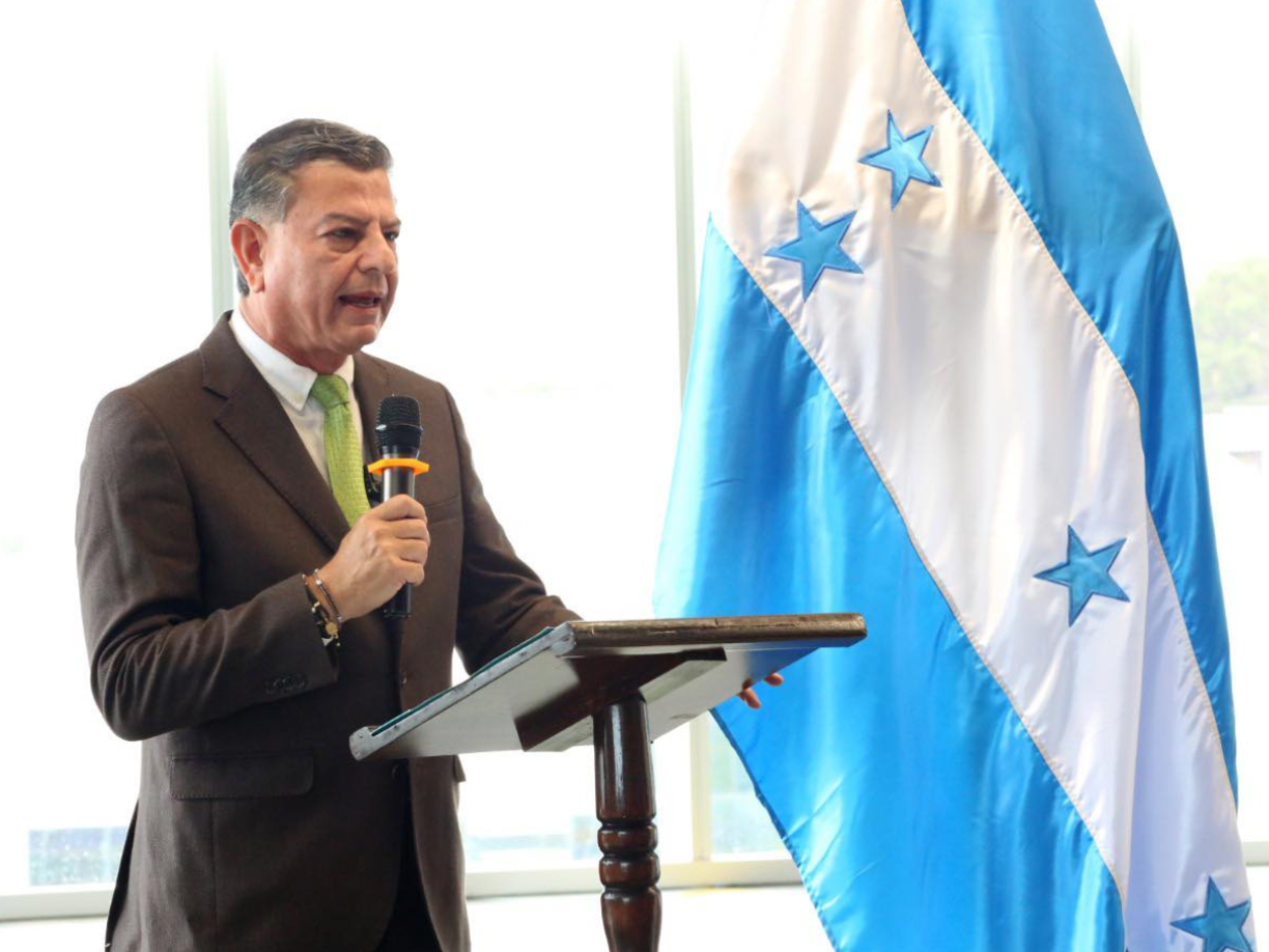 La Constitución señala diversos plazos en que se debe ser residente, las variantes dependerán del lugar de procedencia del solicitante. Por ejemplo, para los que son originarios de Centroamérica, bastará con que tengan un año de residencia en el país.