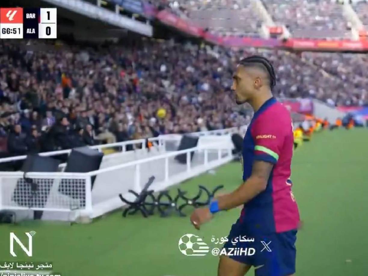 Raphinha salió molesto en la segunda parte y se llevó la tarjeta amarilla por fuertes reclamos al cuarto árbitro del encuentro.