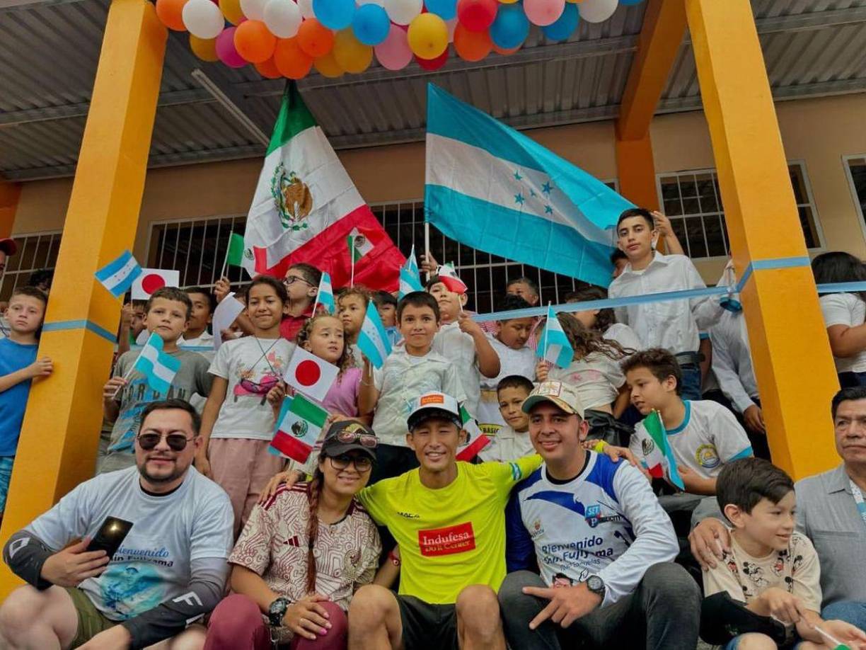 El influencer japonés radicado en Honduras, Shin Fujiyama, brindó recientemente declaraciones sobre la polémica acción del Gobierno de poner una placa con nombre de la presidenta Xiomara Castro a escuela que él y su equipo inauguraron en Ocotepeque, zona occidente de Honduras.