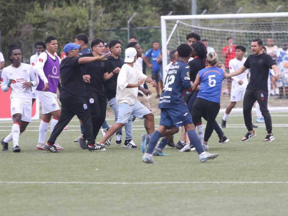 Hasta mujeres familiares de jugadores entraron a la cancha a pelear. ¡Qué imagen tan vergonzosa!