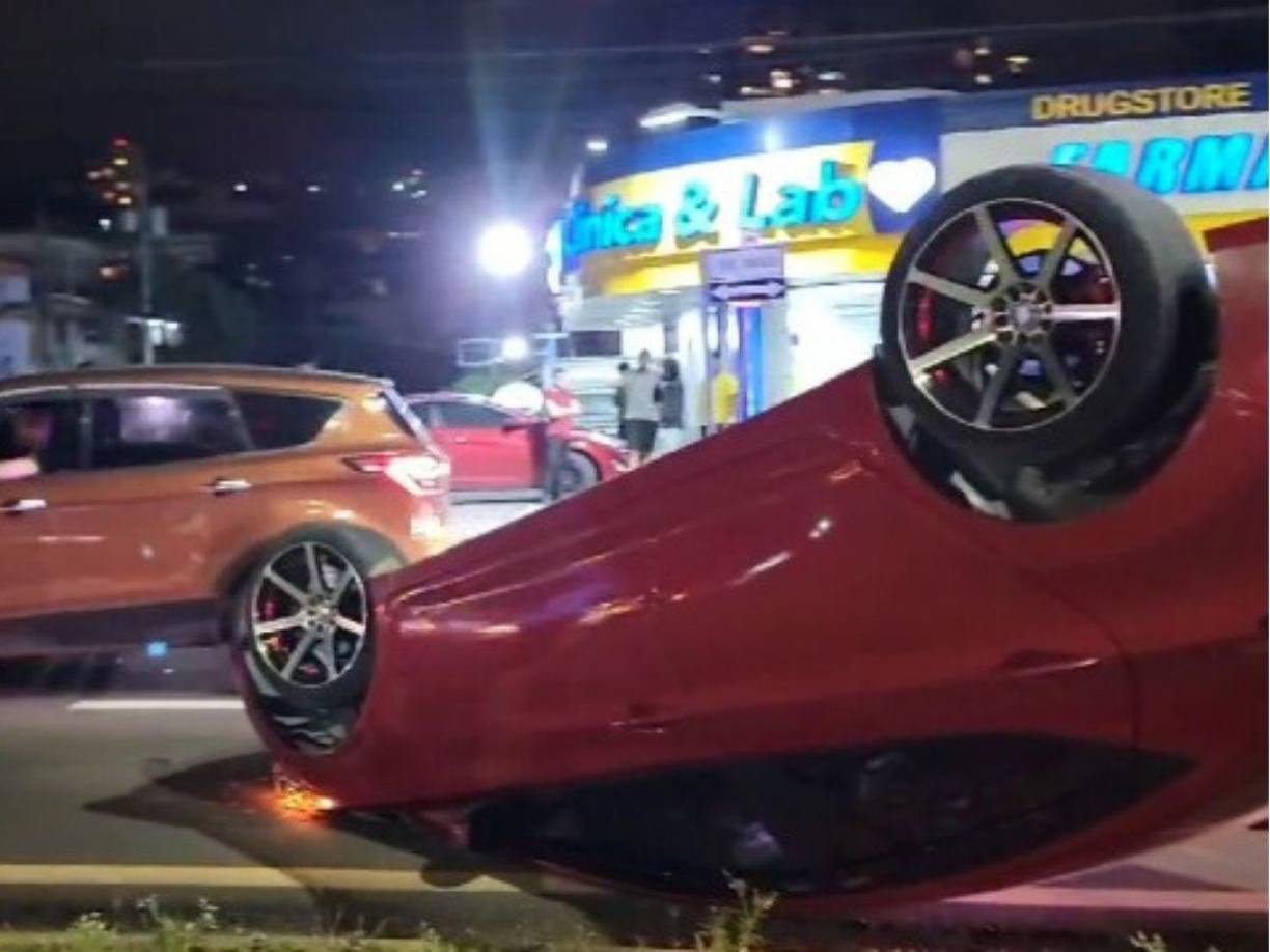 El accidente en el que el lateral izquierdo se vio involucrado provocó que su carro, un Hyundai Elantra color rojo, quedara llantas arriba y otro, una Hyundai Tucson, terminase con una llanta ponchada.