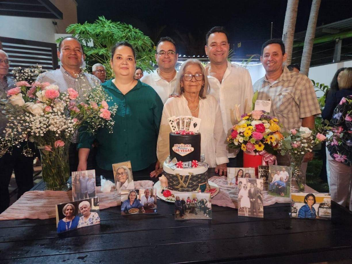 Dora Morales junto a sus hijos Víctor, Karol, Milton, Marlon y Moisés.