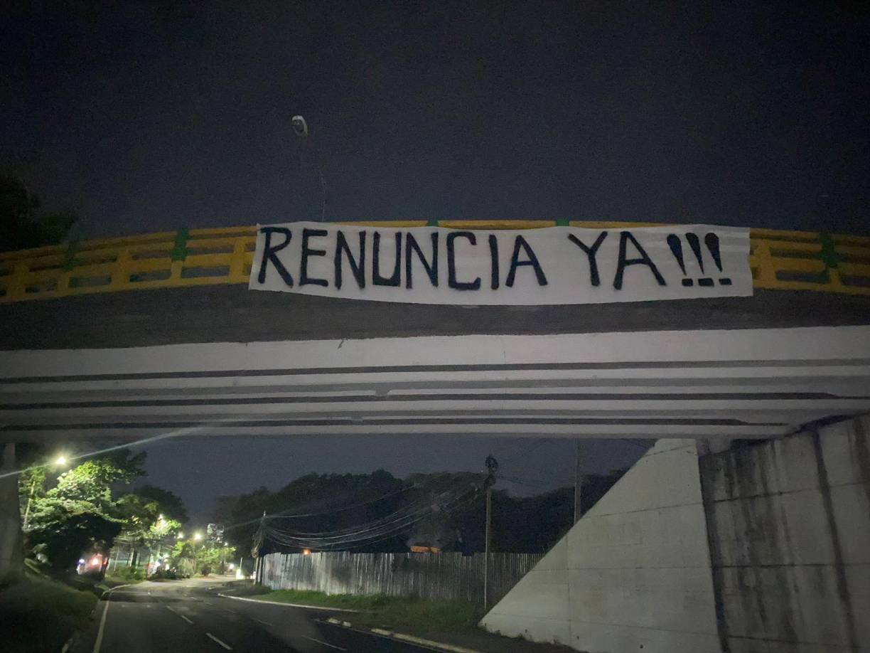 Pancarta puesta en el puente que conduce hacia el hospital Mario Catarino Rivas.