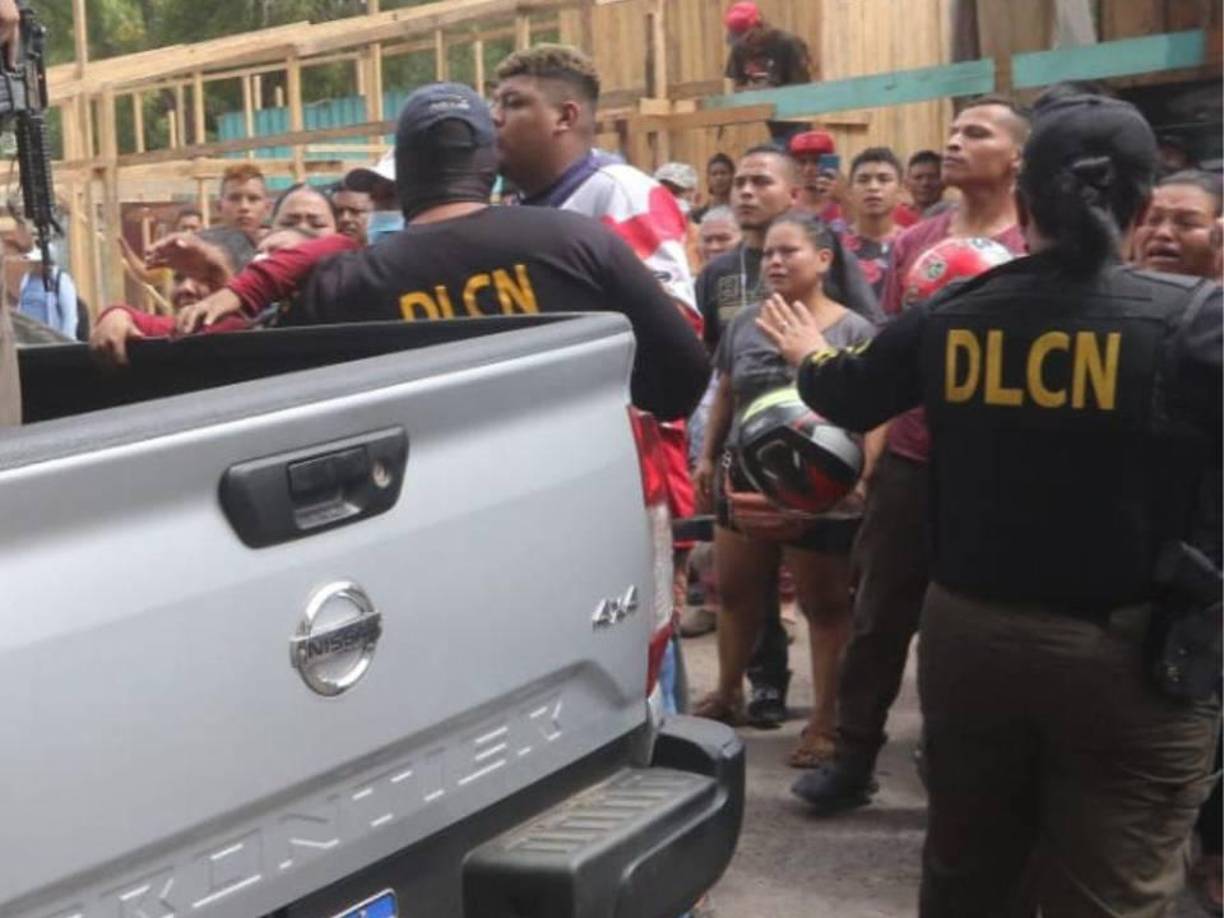 Pero no sólo ella se sintió indignada por la acción de los agentes, sino que decenas de vecinos encararon a la DNLC y algunos hasta intentaron rescatar al menor.