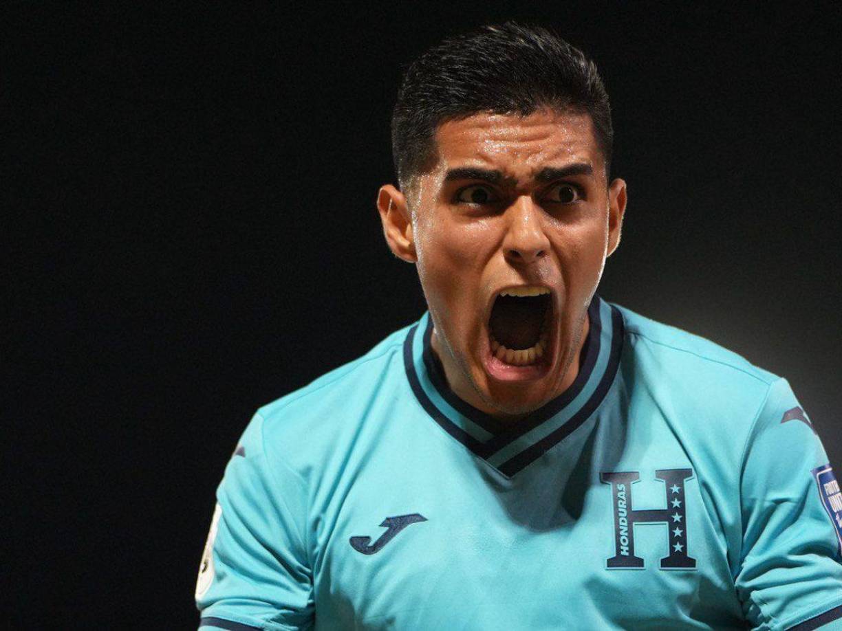 El delantero del Celtic de Escocia gritó y celebró los goles de sus compañeros.