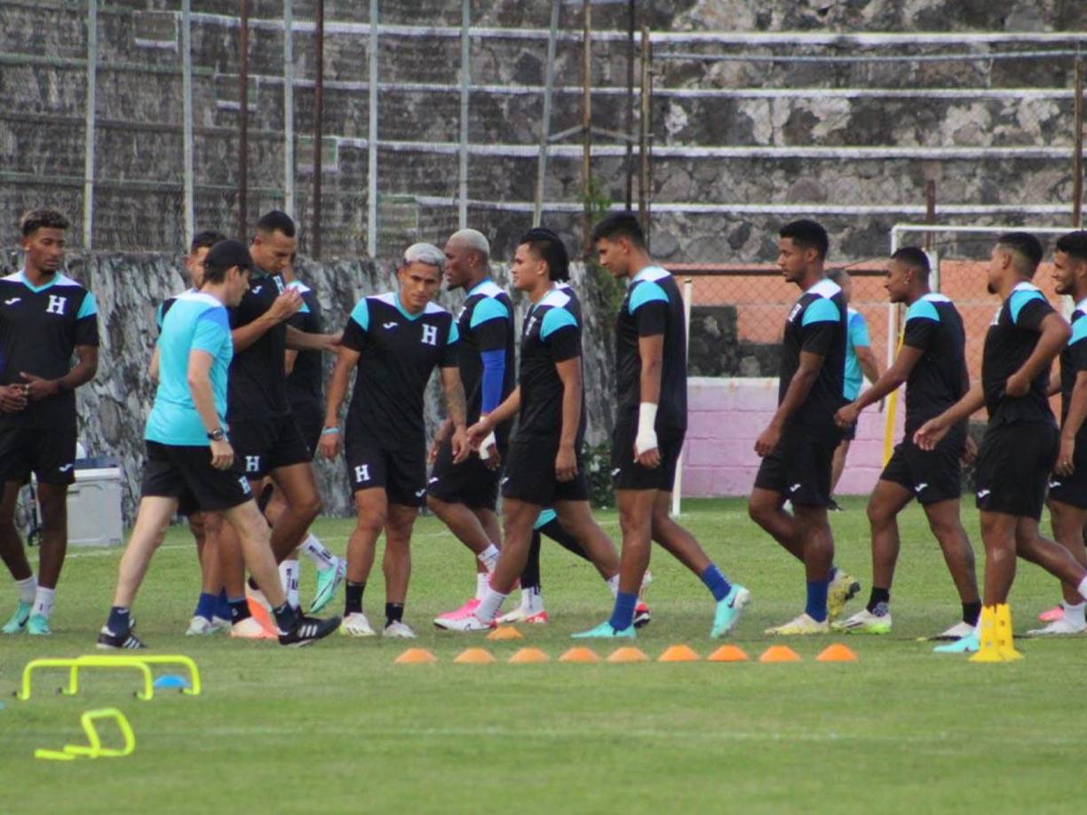 Sonrisas, concentración y atención formaron parte del calentamiento físico de La H antes de entrar al plano táctico en la estrategia de la Bicolor previo al choque ante México.