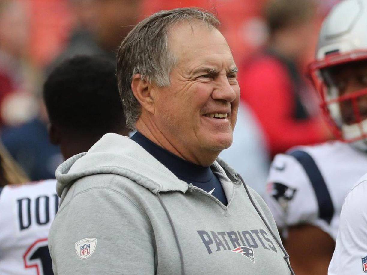 Bill Belichick es un entrenador profesional y es el que conquistó el corazón de la chica Jordon Hudson.
