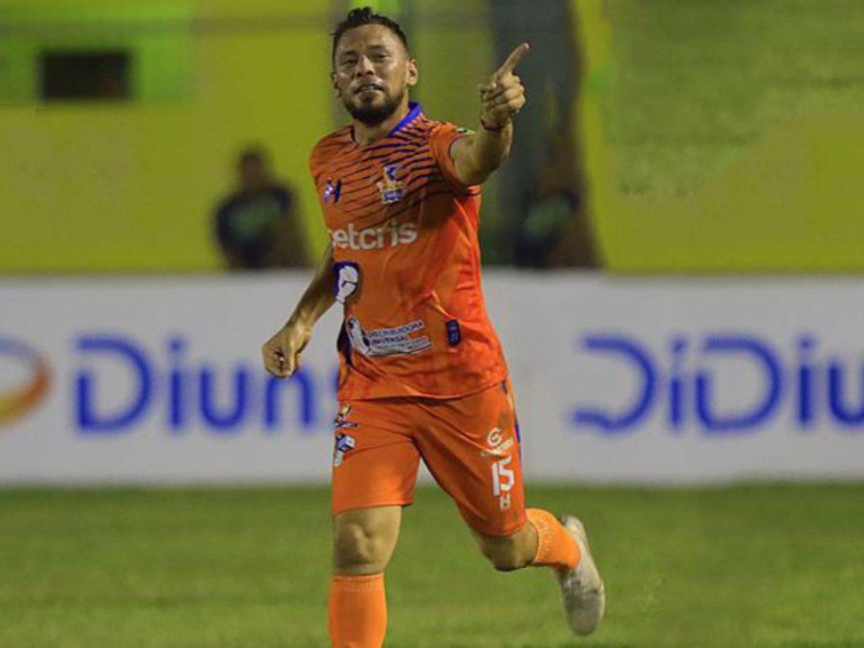 Tras ser separado hace algunos días por el técnico Orlando López del plantel de Lobos UPNFM, el futbolista Cristopher Urmeneta, ha sorprendido con un mensaje en sus redes sociales, donde anuncia su retiro definitivo del fútbol: “Ha llegado el momento que ninguno espera, a mis 28 años me retiro del fútbol. Gracias a todos los que han estado en este lindo viaje, un loco soñador que soñé cada pasito de mi vida, cada pasito lo disfruté. Gracias a las personas que estuvieron en este lindo viaje llamado fútbol, soñé, lo logré y ahora llegó el momento que nadie esperaba, gracias fútbol por tantos momentos bellos”, escribió.