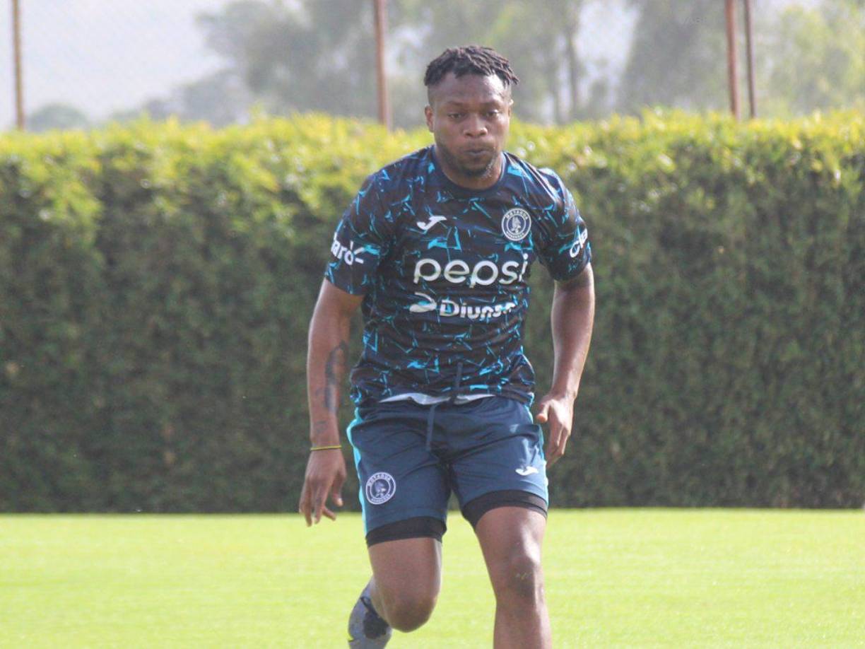 Kevin Álvarez se despidió del Motagua con un polémico mensaje: “En este tiempo en el club, siempre respeté la camisa y lo di todo en cada momento. Sé que llegarán grandes cosas para la institución, cuando se dejen de complacer caprichos. Dejé buenos amigos y excelentes compañeros , que Dios bendiga a toda su afición y a sus jugadores que sigan creyendo en Dios y en su trabajo, se merecen lo mejor”, señaló en sus redes sociales.