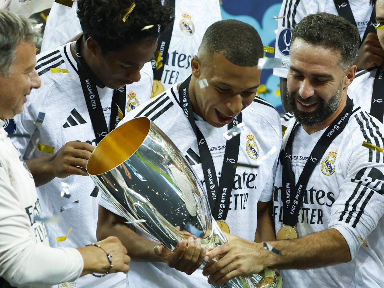 Mbappé no pudo contener su emoción con la Supercopa de Europa conquistada como jugador de los blancos.