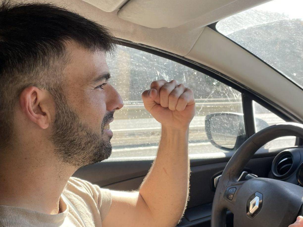 Dani y su esposa están encerrados en Singapur sin acceso a sus teléfonos celulares y evidentemente hay preocupación en España por lo que puedan hacerle a la pareja.